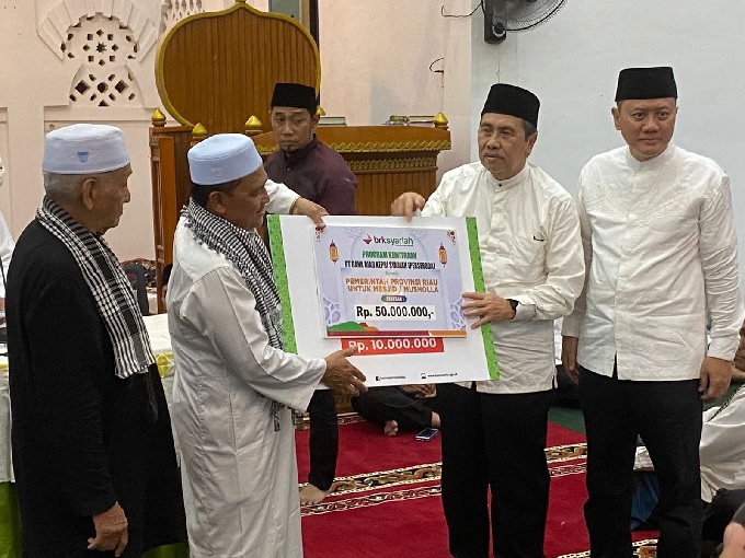 Gubernur Riau Syamsuar menyerahkan bantuan kepada pengurus Masjid Al Maarif Desa Binuang Kampar, Senin (27/3/2023).